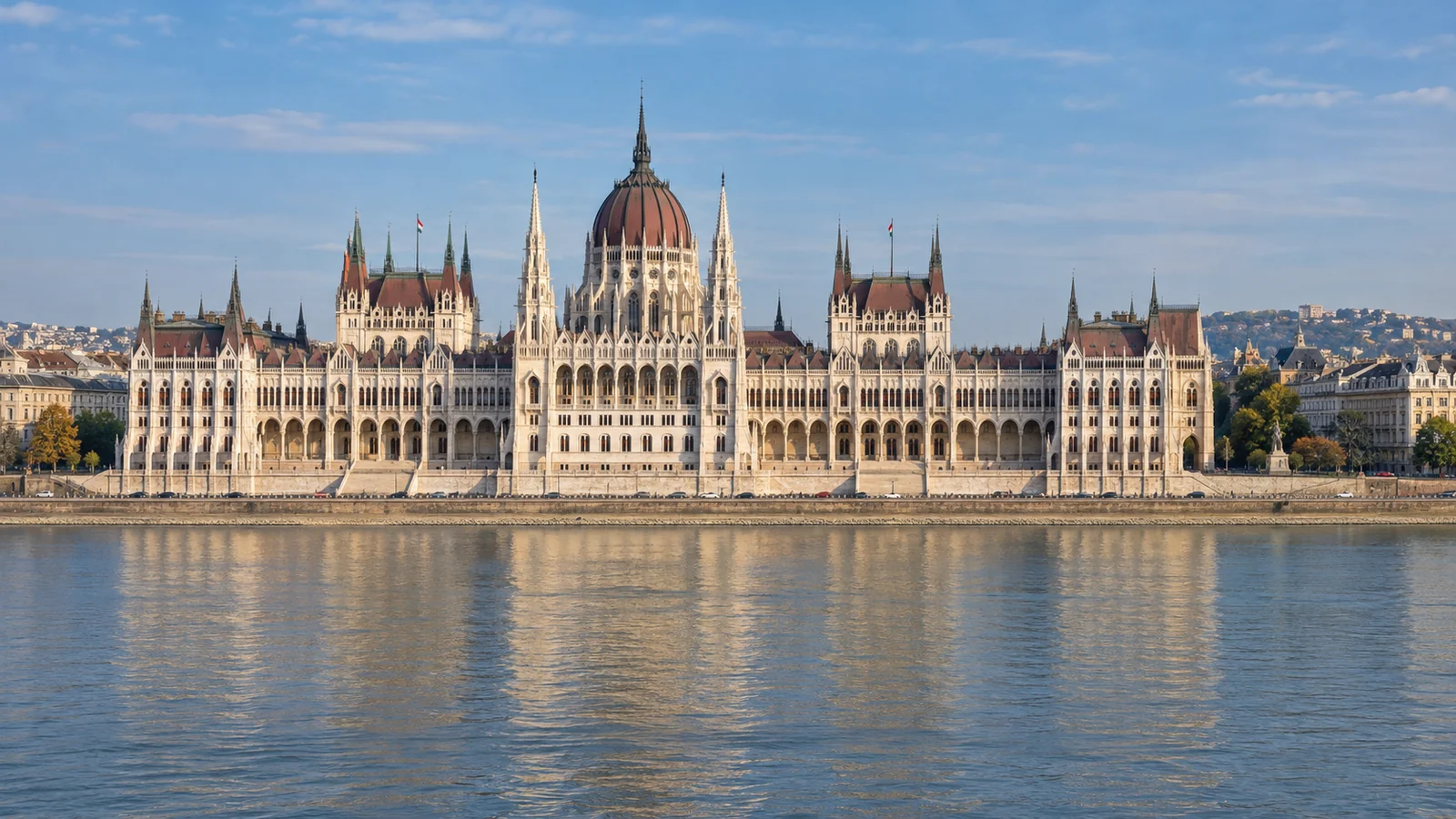 A budapesti Országház a Duna túlpartjáról.